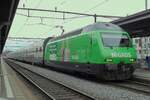 In Migros Vollwerbung verlast am 24 M�rz 2017 SBB 460 080 mit ein IC nach Romanshorn Thun.