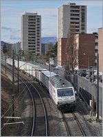 Die BLS / Rail Cafe Re 465 017-2 zwischen Lengnau und Grenchen Süd.