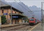Die SBB Cargo International Re 474 016 fährt in Cuzzago mit einem Güterzug Richtung Domodossola.