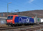 Die Re 482 015-5 „ChemOil“ (91 85 4482 015-5 CH-SBBC) der SBB Cargo AG f�hrt am 29.03.2021, mit einem HUPAC-KLV/Container-Zug durch Niederschelden in Richtung K�ln.