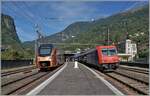 Während der SOB RABe 526 208  TRAVERSO  als RE  Treno Gottardo  in Richtung Norden unterwegs ist und in Faido hält, fährt die SBB Re 484 009 mit ihrem Güterzug nach Süden in