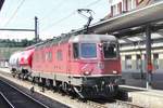 Re 6/6 11613 durchfahrt mit zwei Zementwagen Spiez am 5 Juni 2014.