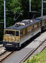Einer Keksdose auf den Deckel geschaut - Die MOB GDe 4/4 6005 (ex TPF GDe 4/4 101) kurz vor der Einfahrt, am 27.05.2012, in den Bf Chamby mit dem GoldenPass Classic.