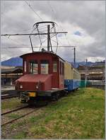 Der CEV Te 2/2 82 steht aufgeb�gelt vor dem MOB B 221, welcher nicht wie bef�rchtet verschrottet wird, sondern mit andern Wagen (B 212-214, dem AB 308 und dem BD 206 der Edeis- La Mure Bahn in