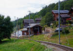 Blick aus unserem MGB-Zug wir erreichen am 07 September 2021 nun den Bahnhof Fürgangen-Bellwald der Matterhorn-Gotthard-Bahn (MGB) und neben diesem die Talstation Luftseilbahn