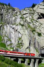 Ein Zug der MGB in der Sch�llenenschlucht auf dem Weg nach G�schenen am 31.07.2007.