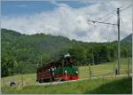 Die kleine Trambahnlok mit dem gut besetzten NStCM Wagen in der Steigung kurz vor Cornaux am 27.