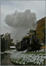 Saisonende der B-C: durch eine etwas weiss angehauchte Landschaft fährt die G3/3 Chamby zu.