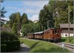 Der BOB Museumszug auf der Fahrt von Blonay nach Chamby kurz nach der Abfahrt in Blonay.