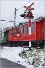 50 Jahre Blonay - Chamby;  Winterdampf :  Der CEV  Schlierenwagen  rollt vorbei.