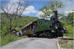 Die Blonay-Chamby G 3/3 N° 5 hält mit ihrem Personenzug nach Chaulin in Cornaux.