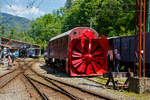 Die Selbstfahrende Dampfschneeschleuder R 1052 (ex Berninabahn) BB R 1052, ex RhB R 14, ex RhB Xrot d 9214), der Museumsbahn Blonay-Chamby, hier am 27.05.2023 auf dem Museums-Areal der (BC) in