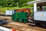 Der doch recht kleine ex MOB Schienentraktor Tm 2/2 Nr. 1, ex Holzwerk Rieder, der Museumsbahn Blonay-Chamby am 27 Mai 2023 rangiert im Museumsareal in Chaulin zwei Personenwagen.