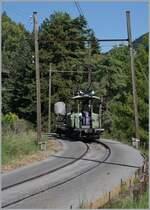 Der VBZ Schienentraktor Te 2/2 926 von 1935 (StStZ/MOF) der Blonay - Chamby Bahn verlässt eher selten den Musemusbahnhof Chaulin. Hier zeigt es sich mit eine Löschzug bei Blonay.
Das eigentliche Motiv aber sind die Gleise, welche für die Renovierung des Baye de Clarens Viadukt für das Befahren mit Strassenfahrzeugen bis zur Baustelle hergerichtet wurden. 

22. Juli 2023

