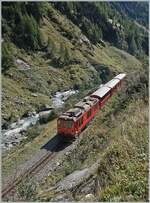 Die DFB HGm 4/4 61 ist mit ihrem Dieselzug 238 von Oberwald nach Gletsch unterwegs und erreicht in wenigen Minuten den 548 Meter langen  Gletsch  Kehrtunnel.