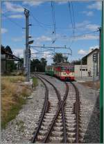 Im  Keil -Bahnhof von Apples wartet der Be 4/4 11 mit Bt als Regionalzug 26 auf Anschlussreisende von Morges und Bière der BAM Züge 126 und 127.