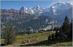 Ein BLM Triebwagen vor der herrlichen Kulisse von Eiger Mönch und Jungfrau auf der Fahrt zwischen Winteregg und Grütschalp.