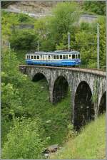 Noch eine der wohl  hundert Br�cken  im Centovalli: Der FART ABDe 6/6 N� 32 erreicht die Haltestellte Verdasio.