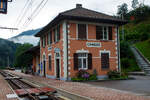 Der Schweizer Grenzbahnhof Camedo der FART - Ferrovie autolinee regionali ticinesi hier am 02 August 2019.

Camedo ist ein Ort der Gemeinde Centovalli im Kanton Tessin in der Schweiz. Der Bahnhof ist der letzte auf der Schweizer Seite bei km 13,06 der Centovalli-Bahn, bzw. der von der FART (Ferrovie autolinee regionali ticinesi) als Centovalli-Bahn betrieben wird, 600 m weiter ist die schweizerisch-italienische Grenze. Der nächste Bahnhof ist Ribellasca, der von der italienischen SSIF (Società subalpina di imprese ferroviarie) betrieben wird und ab hier beginnt dann die Valle Vigezzo bis Domodossola.

Ausgehend von Bahnhof Locarno (km 0,0) führt die Bahnlinie unterirdisch bis zum Haltepunkt Solduno San Martino, wo die Tunnelstrecke endet. In Ponte Brolla verlässt die Trasse das Maggiatal und durchquert in westlicher Richtung das Pedemonte bis nach Intragna. Hier beginnt das eigentliche Centovalli, das bis zur Grenze nach Italien bei Camedo so genannt wird, gleichzeitig beginnt hier der stärkere Anstieg der Strecke. Nach der Grenze durchfährt die Bahn das Valle Vigezzo mit den größeren Orten Re, Malesco und Santa Maria Maggiore, wo mit 836 m der höchste Punkt erreicht wird. 

Es folgt ein zunächst sanfter, dann immer steilerer Abstieg entlang der südlichen Talflanke bis zur Station Trontano. Zwischen Trontano und Masera im Tal des Toce erreicht die Strecke das maximale Gefälle von 60 Promille und die kleinsten Kurvenradien mit 50 m. Nach kurzer Querung des Tocetals wird die unterirdische Endstation unter dem Bahnhof Domodossola erreicht.