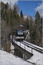 Ein MOB  Alpina  Regionalzug von Montreux nach Zweisimmen zwischen Sendy-Sollard und Les Avants.