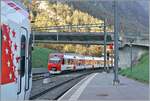 Der RegionAlps RABDe 525 038 von Martigny nach Le Châble hat Sembrancher erreicht, und der Gegenzug verlässt sogleich Sembrancher in Richtung Martigny.