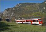 Der Region Alps RABe 525 041 (NINA) ist als Regionalzug auf dem Weg von Martigny nach Le Châble und erreicht in Kürze Sembrancher.