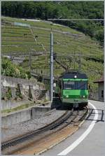 Ein A-L Regionalzug erreicht von Leysin kommend Aigle Dépôt A-L, von wo aus der Zug nach einer Spitzkehre die Fahrt nach Aigle (Bahnhof mit Anschluss an die SBB) fortsetzen wird.