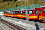 Vor der tpc BVB HGe 4/4 32 „Villars“ am 10 September 2023 im Bergbahnhof Col-de-Bretaye (1.808 m ü.