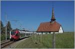 Der TPF RABe 527 195 als RE auf der Fahrt von Bulle nach Fribourg bei Vaulruz.