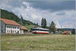 Der transN (ex cm,) BDe 4//4 ist bei Les Coeudres als  Regionalzug R 22 316 auf dem Weg nach Les Pont de Martel.
