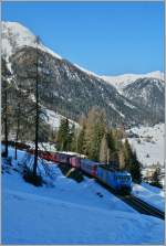 Nach dem ersten Kehrtunnel hat die Ge 4/4 III 652 die mittlere Stufe erreicht.