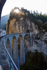 UNESCO-Weltkulturerbe Albulabahn:   Geführt von der weißen RhB Ge 4/4 III («BoBo 3») – 643  Vals  mit Werbung für die Ems-Chemie, fahren wir am 06.09.2021, mit dem IR