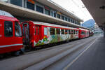 Der 4-achsige RhB Einheitswagen I (EW I) - B 2317  Bärenland Arosa , ein 2. Klasse Personenwagen am 07 September 2021in Chur am Bahnhofsvorplatz. Dahinter der Steuerwagen RhB Bt 52802, sowie zwei vierachsige Drehgestell-Schotterwagen (Schwerkraftentladewagen) RhB Fac 8712 und RhB Fac 8704.

Im August 2018 wurde bei Arosa das Bärenland eröffnet. Für diesen Anlass hat die RhB die Einheitswagen EW I B 2315 -2319 zu Bärenlandwagen innen und außen umgestaltet. Mit der Bahn anreisende Besucher können sich bereits während der Bahnfahrt zum Beispiel mit Büchern einstimmen.

Mit mehr als 100 Fahrzeugen bilden die als Einheitswagen I bezeichneten Personenwagen bis heute die größte Serie im Rollmaterialbestand der RhB. Das Fahrzeugkonzept wurde Anfang der sechziger Jahre in enger Zusammenarbeit zwischen Industrie und RhB entwickelt. Als Neuheit galten damals die Einstiegsbereiche mit WC und Stauraum für sperriges Gepäck an den Wagenübergängen. Folglich weicht das Konzept deutlich von den Mitteleinstiegswagen aus den vierziger Jahren ab.

Die ersten von FFA und SIG gebauten Einheitswagen I wurden Ende 1963 in Betrieb genommen. In einem Zeitraum von etwa zehn Jahren wuchs der Bestand an EW I kontinuierlich. Neben den 18,42 m langen Wagen, die hauptsächlich auf dem Stammnetz eingesetzt werden, kamen auch Sonderbauformen mit Aluminiumwagenkasten hinzu. Zu diesen zählen die auf 14,19 m verkürzten Fahrzeuge für den Einsatz auf der Berninabahn.

TECHNISCHE DATEN (B 2315-2319):
Hersteller Wagenkasten: FFA
Hersteller Drehgestelle: SWP
Inbetriebsetzung: 1969
Betriebsnummern: B 2315-2319
Anzahl Fahrzeuge: 5
Spurweite: 1.000 mm
Länge über Kupplung: 18.420 mm
Breite: 2.650 mm
Achsabstand im Drehgestell: 1.800 mm
Drehzapfenabstand: 12.830 mm
Gewicht: 13.000 kg
Sitzplätze: 62
zul. Höchstgeschwindigkeit: 90 km/h
Lauffähig: Chur-Arosa, StN (Stammnetz) / MGB (Matterhorn Gotthard Bahn)
Auf der BB (Berniabahn) wäre es möglich, aber nur bis Alp Grüm. Denn dahinter werden die Gleisradien zu eng. Für die BB wurden verkürzte Einheitswagen beschafft.