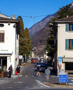 Da auf der Via Elvezia kommt am 19 Februar 2017 die Stra�enbahn von Tirano bzw. die Berninabahn.

Gef�hrt von dem RhB ALLEGRA-Zweispannungstriebzug (RhB ABe 8/12) 3506  Anna von Plantai  mit 3 angehangenen Personenwagen erreicht der RhB Regio von St. Moritz nach Tirano bald seinen Zielbahnhof bzw. Endstation der Berninabahn.
