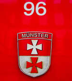 Detailbild von dem Wappen  Münster   von dem Gepäcktriebwagen Deh 4/4 II – 96 der Matterhorn-Gotthard-Bahn (MGB), ex FO 96  Münster   (Furka-Oberalp-Bahn), am 25.05.2023 in Brig.