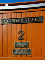 Die Beschilderung der elektrischen Zahnradlokomotive BGV He 2/2 2, später BVB He 2/2 2  La Grisette  der Museumsbahn Blonay–Chamby am 09 September 2023 im Museum Chaulin.