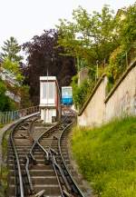   Standseilbahn Rigiblick in Z�rich am 06.06.2015, der Wagen 1 kommt auf Talfahrt, w�hrend wir im Wagen 2 auf Bergfahrt sind, hier an der Kreuzungstation Hadlaubstrasse mit den abtsche Weichen (auch
