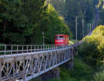 Der Wagen 2 der Niesenbahn (NB) am 08.09.2021 auf Talfahrt und erreicht nun die Talstation in Mülenen. 