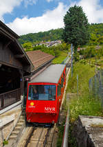 
Der Wagen 1 der Standseilbahn Vevey–Chardonne–Mont-Pèlerin (VCP) auf Talfahrt am 20.05.2018 beim Zwischenhalt an der Station Chardonne-Jongny.

Die Standseilbahn wurde 1900 eröffnet. Sie hat eine Streckenlänge von 1580 Metern und überwindet einen Höhenunterschied von 415 Metern. Neben der Tal- und Bergstation hat sie noch drei Zwischenhaltestellen.

Die Standseilbahn wurde am 25. September 2009 nach längerer Modernisierung, wobei auch die beiden Standseilbahnwagen einen neuen Aufbau erhielten, wieder in Betrieb genommen.

Die Standseilbahnlinie ab Vevey bietet Ihnen eine unvergleichliche Aussicht auf die Schätze des Lavaux. Nur wenige Minuten vom Bahnhof entfernt verlässt die Standseilbahn Vevey am Genfersee und beginnt ihren steilen Aufstieg, vorbei an den Weinbergen des Lavaux, einem UNESCO-Weltkulturerbe, bringt Sie die Standseilbahn Vevey – Chardonne – Mont-Pèlerin in 11  Minuten auf über 810 Meter Höhe. Ihr Ziel ist das Winzerdorf Chardonne-Baumaroche mit seinen Weinkellern und einer der schönsten Aussichten auf den Genfersee. Die Bergstation befindet sich aber nicht auf dem Gipfel des Mont-Pèlerin, um auf die Spitze des Mont-Pèlerin zu gelangen, erfordert es von der Bergstation einen 45-minütigen Fußmarsch.

Interessant ist die hohe Anzahl von 4 Zwischenstationen.
