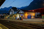 Abendstimmung beim Bahnhof Aigle am 08 September 2023  Hier von der Gleisseite das Empfangsgebäude vom SBB Bahnhof.