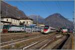 Erfreulich viel Verkehr in Domodossola: Eine Trennord E 464 ist mir ihrem Zug aus Milano eingetroffen, ein SBB RABe 503 wartet auf die Abfahrt Richtung Milano und die FS 656 431 auf neue Aufgaben.