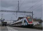 Der LÉMAN EXPRESS am Start: in Coppet wartet bei späten Anbruch des Wintertages der SBB LEX RABe 522 230 und ein weiterer als SL4 auf die Abfahrt nach Annemasse.