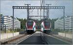 Der SBB LEX RABe 522 214 und sein Spiegelbild erreichen Lancy Pont Rouge.