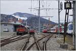 Eine ganze Reihe verschiedenster Fahrzeuge steht in OeBB Bahnhof von Balstal: Links die Ee 3/3 16515, ein SBB Domino der im Reisezugdienst nach Oensingen steht, die Re 456 094-2 (91 85 4 456 094-2