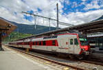 Der dreiteilige NPZ Domino RA12 der RegionAlps (ex SBB RBDe 4/4) hat am 25.05.2023 als Regio (St-Gingolph–St-Maurice –Martigny–Sion–Brig), Steuerwagen voraus, seinen