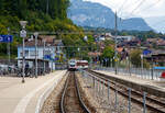 Der Stadler „FINK“ zb ABeh 160 002-8 der Zentralbahn (FINK = Flinke innovative Niederflur-Komposition) als Regionalzug nach Meiringen fährt am 09.09.2021 von Brienz weiter in Richtung