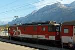 Der Zahnlose: Gep�cktriebwagen De 110 001-5 (Baureihe Deh 4/6) der Zentralbahn mit Regionalzug, hier am 30.09.2011 (17:00 Uhr) im Bahnhof Brienz.