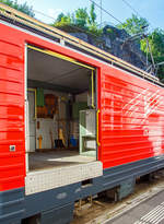   Am 01.08.2019 im Bahnhof Göschenen dem elektrischen Zahnradgepäcktriebwagen MGB Deh 4 /4 II – 91 „Göschenen“, ex FO Deh 4/4 II – 91, in den Gepäckraum