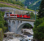 Die MGB Deh 4/4 – 55 „Brig“ schiebt am 01.08.2019 den Sch�llenenbahnzug von G�schenen  nach Andermatt nach hinauf und �berquert hier gerade die Reuss.