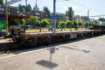Vierachsiger Drehgestell-Flachwagen mit Drehrungen und Stirnwandklappen, 31 80 3961 476-9 CH-SBB, Gattung Rs, der SBB Cargo AG, abgestellt am 07.06.2015 beim Bahnhof Z�rich-Tiefenbrunnen.